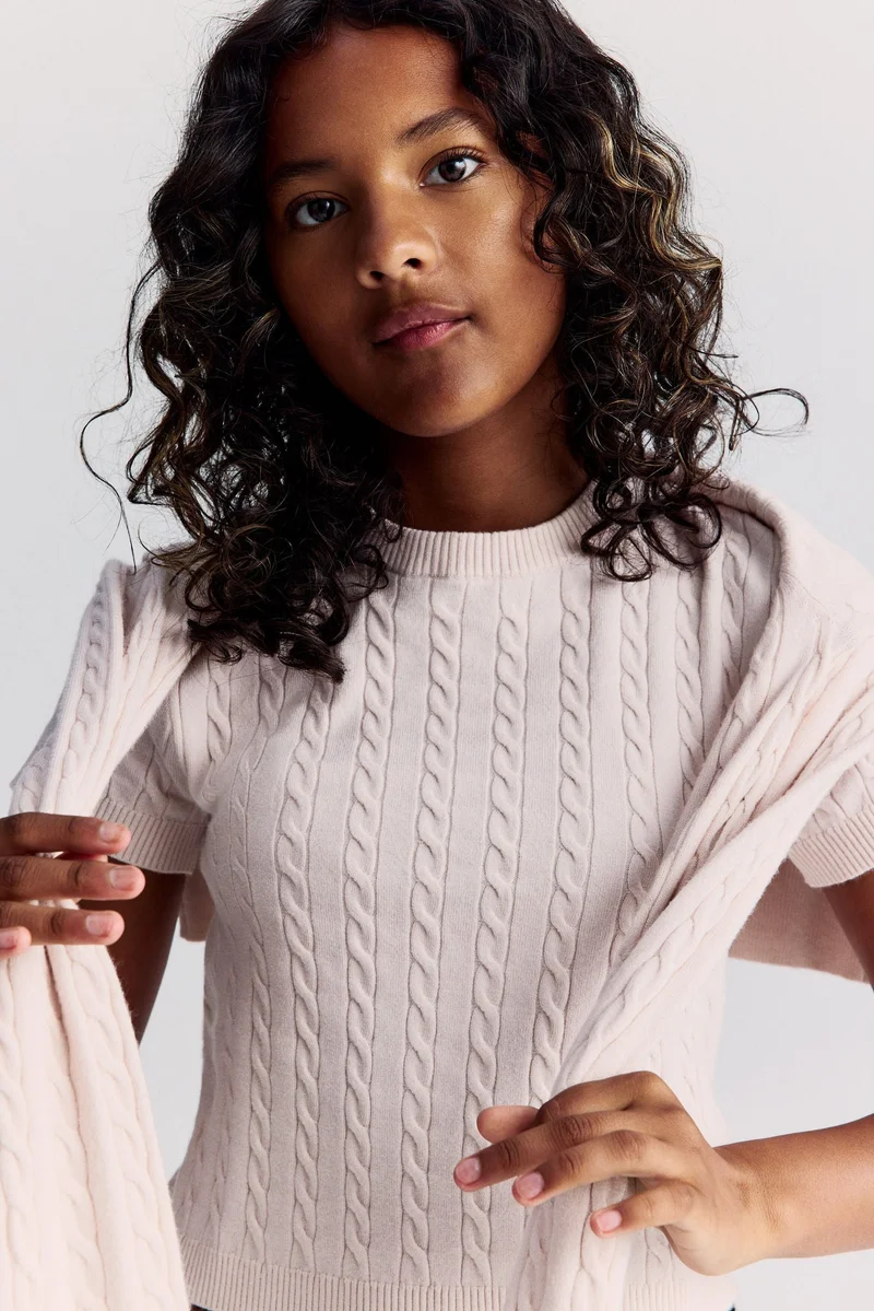 اتش اند ام بلوزة قصيرة محبوكة بنمط الحبال